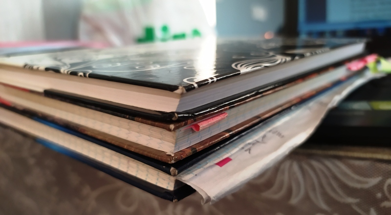 Grubość zeszytów zawierających notatki na temat fabuły trylogii